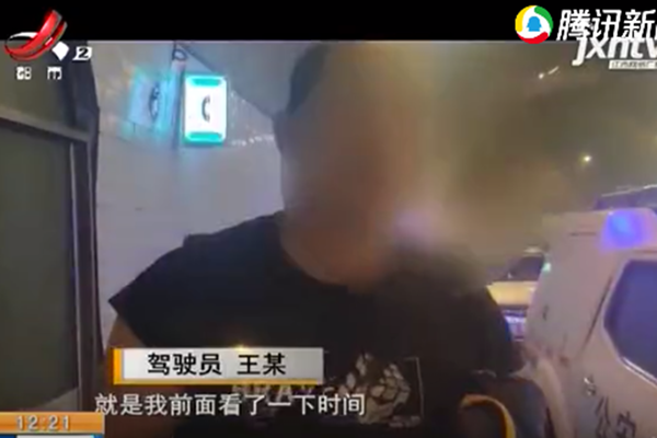 货车隧道内发生侧翻 竟只因为一个动作