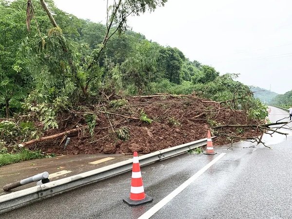 綦万高速塌方路段单道双通 货车须绕行