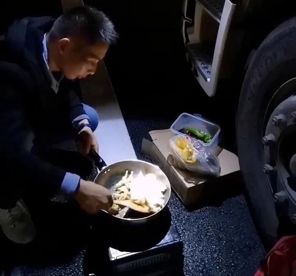 给自己着花样做饭 卡车上孤独的美食家