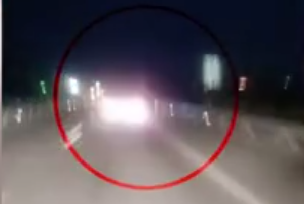 妻女当场死亡 男子高速玩直播追尾货车