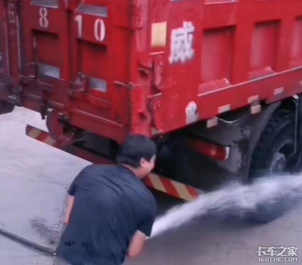 货车司机的酸甜苦辣 他们只想得到尊重