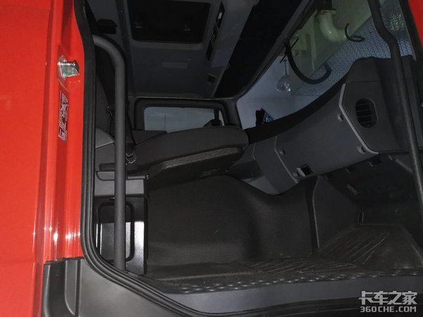 百万级进口消防车 奔驰和曼谁更豪华?