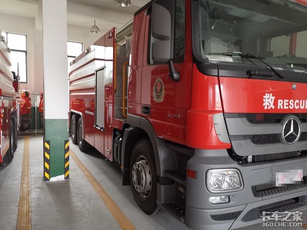 百万级进口消防车 奔驰和曼谁更豪华?