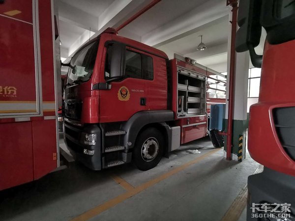 百万级进口消防车 奔驰和曼谁更豪华?