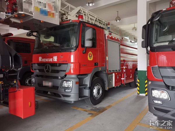 百万级进口消防车 奔驰和曼谁更豪华?