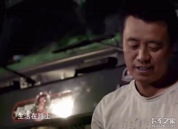 单亲妈妈带孩子跑车 卡友是最美打工人