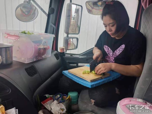 为帮老公分担 从卡嫂转型成一名女司机