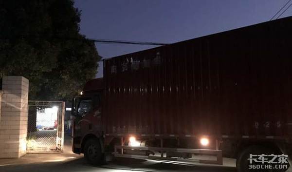 现场直击:每天3趟 双11快递司机的一天