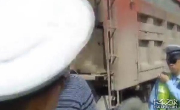 怒怼交警真性情? 当街耍横后果很严重