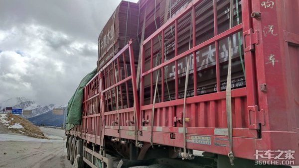 4000米山口货物倾斜&nbsp;跑复杂路况要谨慎