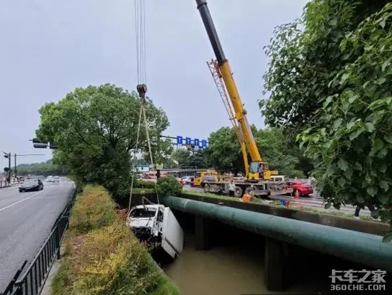 货车坠入江中&nbsp;民警抱着救生圈跳江营救