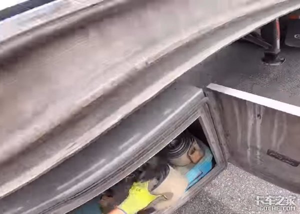 白酒，活鱼洒落一地&nbsp;装货粗心还是意外