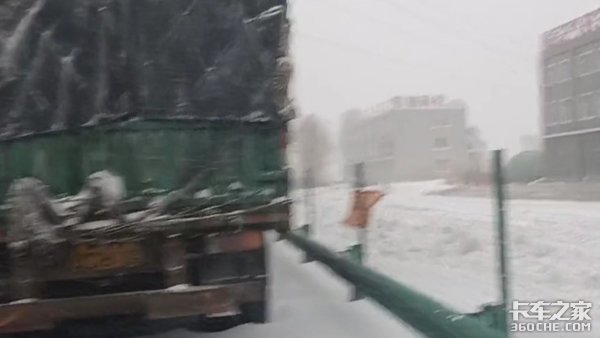 20条暴雪预警&nbsp;卡车变冰雕&nbsp;司机抽油取暖