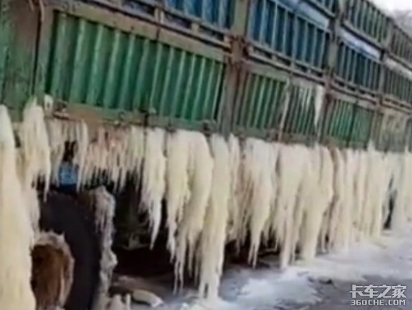 20条暴雪预警&nbsp;卡车变冰雕&nbsp;司机抽油取暖