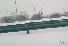 20条暴雪预警 卡车变冰雕 司机抽油取暖