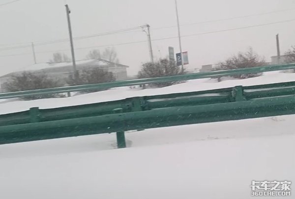 20条暴雪预警&nbsp;卡车变冰雕&nbsp;司机抽油取暖