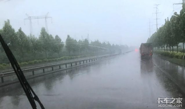 路面积水&nbsp;这些雨季开车技巧一定要知道