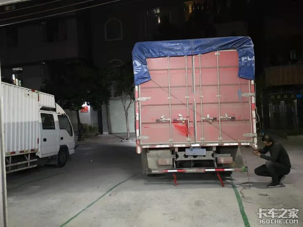 4.2米轻卡跑长途&nbsp;为了挣钱&nbsp;4天没洗澡