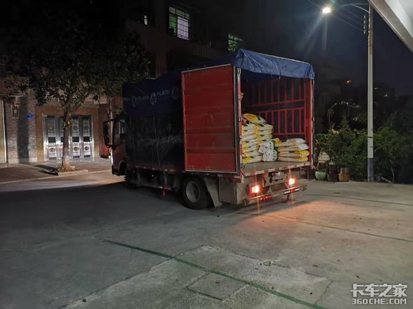 4.2米轻卡跑长途&nbsp;为了挣钱&nbsp;4天没洗澡