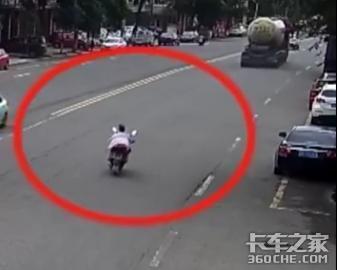 电瓶车追尾路边货车&nbsp;却要司机赔医药费