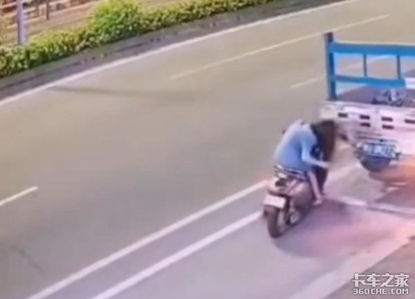电瓶车追尾路边货车&nbsp;却要司机赔医药费