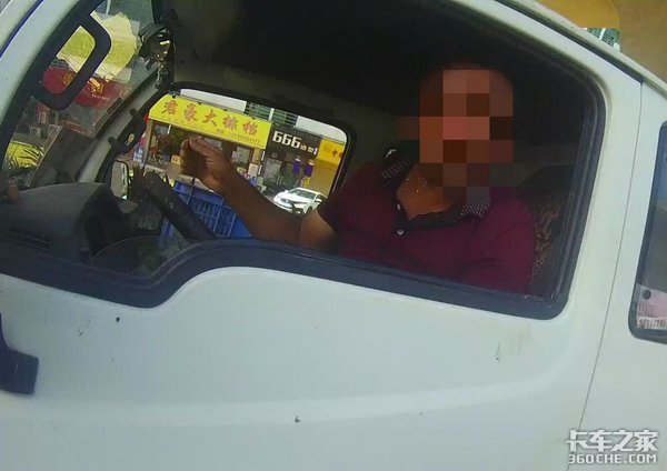 窗帘冒充安全带&nbsp;为啥总拿生命当儿戏？