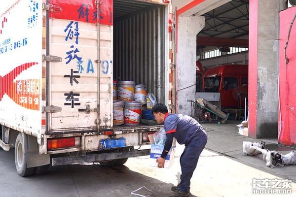 卡车维修技师工作纪实：&nbsp;汗水犹如雨下