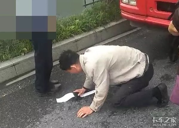 超载被查&nbsp;卡友下跪磕头&nbsp;被生活压弯了腰