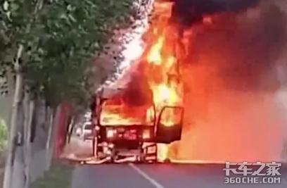 卡友冒死开“火车”一路鸣笛冲出闹市区