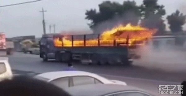 卡友冒死开“火车”一路鸣笛冲出闹市区