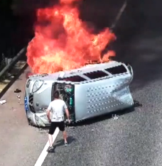 还记得“四连踹”救人的卡友吗？他火了