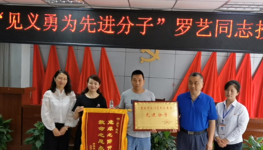 还记得“四连踹”救人的卡友吗？他火了