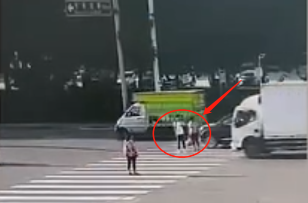 致2人死亡！货车礼让行人被工程车追尾
