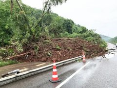 綦万高速塌方路段单道双通 货车须绕行