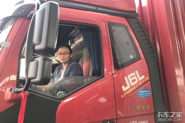 6米8卡姐开卡车:女人怎么了&nbsp;照样开大车