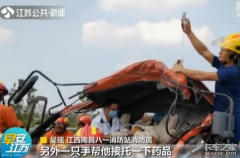 感动！医生托举护士扒车窗救助被困卡友