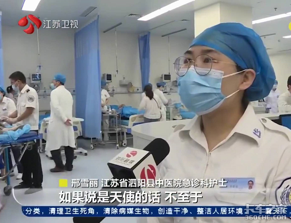 感动！医生托举护士扒车窗救助被困卡友